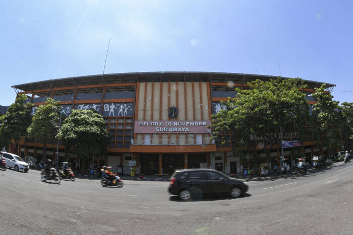 Pengendara melintas di depan pintu masuk Stadion Gelora 10 November (ANTARA FOTO/M Risyal Hidayat) Pengendara melintas di depan pintu masuk Stadion Gelora 10 November