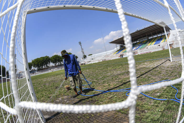 Pekerja menyiram rumput di lapangan Stadion Gelora 10 November di Surabaya (ANTARA FOTO/M Risyal Hidayat) Pekerja menyiram rumput di lapangan Stadion Gelora 10 November di Surabaya