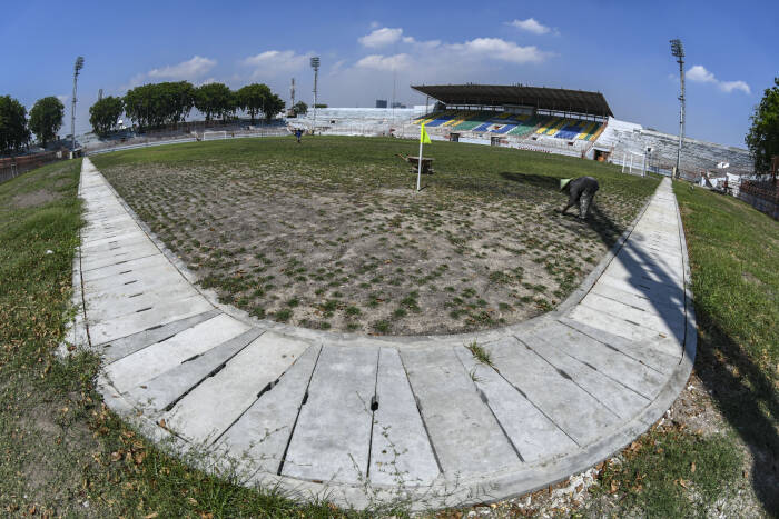 Pekerja merawat rumput di lapangan Stadion Gelora 10 November di Surabaya (ANTARA FOTO/M Risyal Hidayat) Pekerja merawat rumput di lapangan Stadion Gelora 10 November di Surabaya
