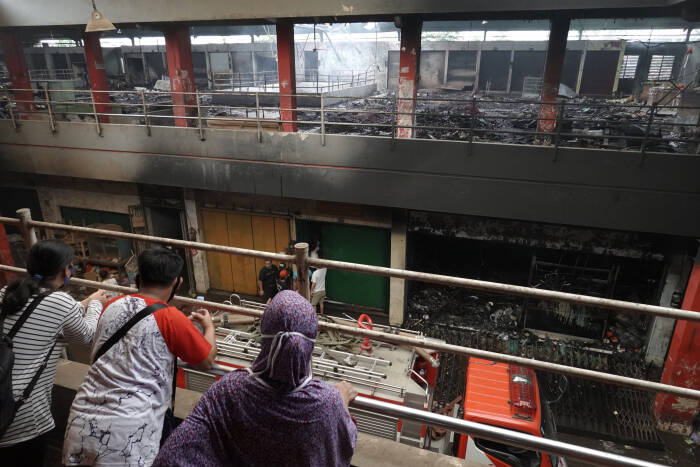Sejumlah pedagang melihat lokasi kebakaran dari lantai dua Pasar Wage Purwokerto (ANTARA FOTO/Idhad Zakaria) Sejumlah pedagang melihat lokasi kebakaran dari lantai dua Pasar Wage Purwokerto