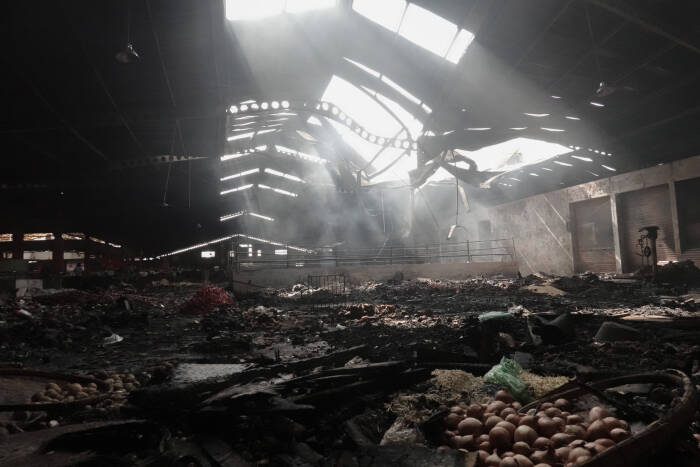ANTARA FOTO/Idhad Zakaria Sejumlah lapak dan kios hangus terbakar di lantai dua Pasar Wage Purwokerto, Banyumas, Jawa Tengah, Senin (21/9/2020)