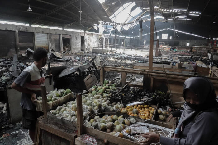 Dua orang pedagang memindahkan barang daganganya dari lokasi kebakaran di lantai dua Pasar Wage Purwokerto (ANTARA FOTO/Idhad Zakaria) Dua orang pedagang memindahkan barang daganganya dari lokasi kebakaran di lantai dua Pasar Wage Purwokerto