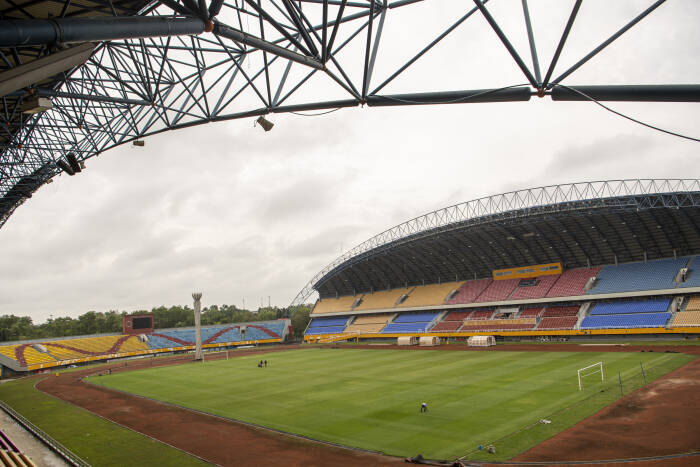Pekerja melakukan perawatan rumput Stadion Gelora Sriwijaya Jakabaring (GSJ). ANTARA FOTO/Nova Wahyudi Pekerja melakukan perawatan rumput Stadion Gelora Sriwijaya Jakabaring (GSJ)