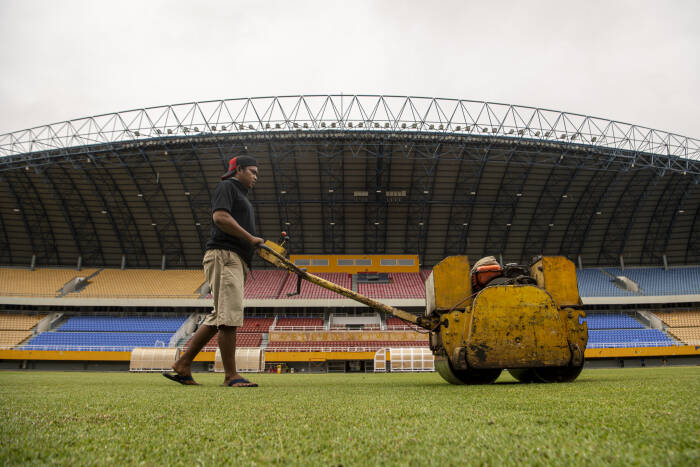 ANTARA FOTO/Nova Wahyudi Pekerja melakukan perawatan rumput Stadion Gelora Sriwijaya Jakabaring (GSJ), Jakabaring Sport City (JSC), Palembang, Sumatera Selatan, Senin (21/9/2020).