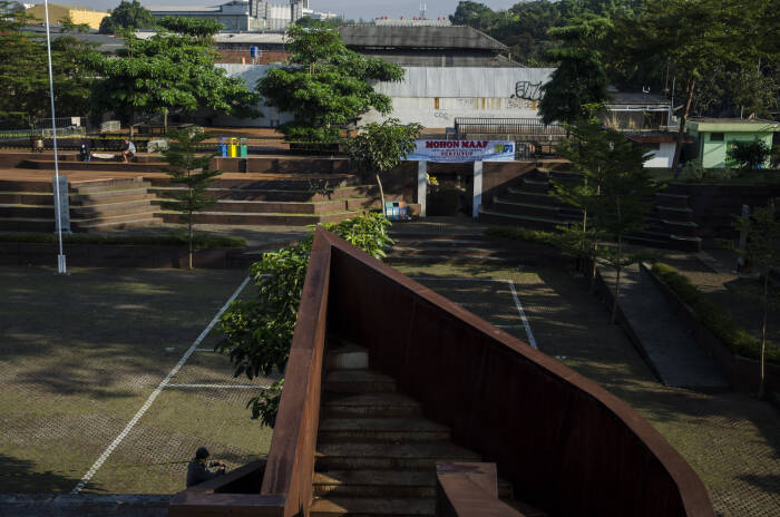 ANTARA FOTO/Novrian Arbi Suasana area taman yang ditutup di Alun Alun Cicendo, Bandung, Jawa Barat, Senin (21/9/2020).