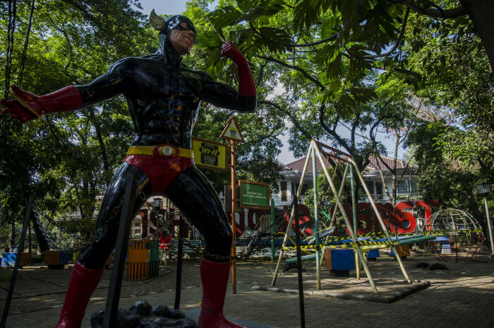 Suasana area fasilitas bermain yang ditutup di Taman Super Hero, Bandung (ANTARA FOTO/Novrian Arbi) Suasana area fasilitas bermain yang ditutup di Taman Super Hero, Bandung