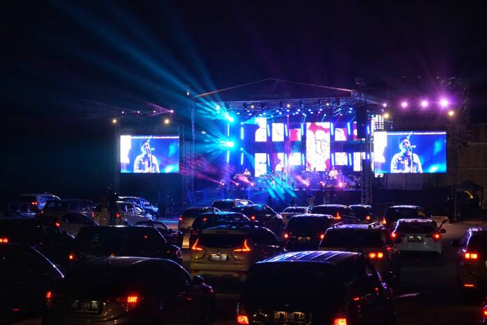 ANTARA FOTO/Andreas Fitri Atmoko Penonton menyaksikan penampilan band Jikustik dari dalam mobil saat konser musik drive-in di Sleman City Hall, D.I Yogyakarta, Minggu (20/9/2020).