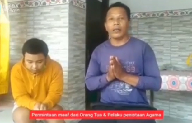 Kadek Adi bersama ayahnya minta maaf kepada umat Islam (Instagram/@nenk_update) video viral, viral tiktok, pelecehan agama