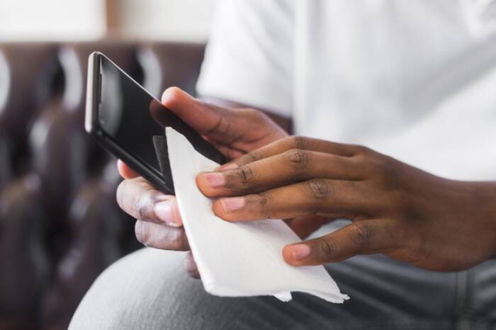 Ilustrasi membersihkan handphone. (freepik) Cegah Penyebaran Virus Corona, Begini Cara Membersihkan Handphone yang Benar