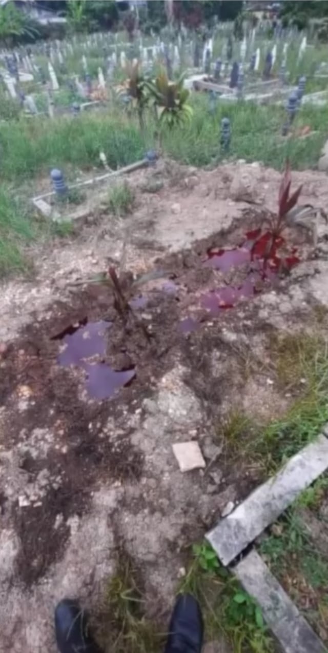 Kuburan mengeluarkan cairan mirip darah. (Tangkapan layar/Instagram) kuburan mengeluarkan darah dan berbau amis