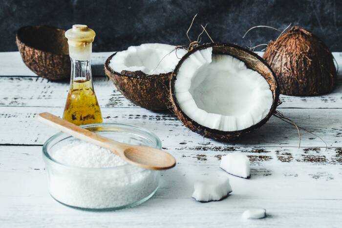 Minyak kelapa (Unsplash/Tijana Drndarski) minyak kelapa untuk mengatasi kulit tangan kering