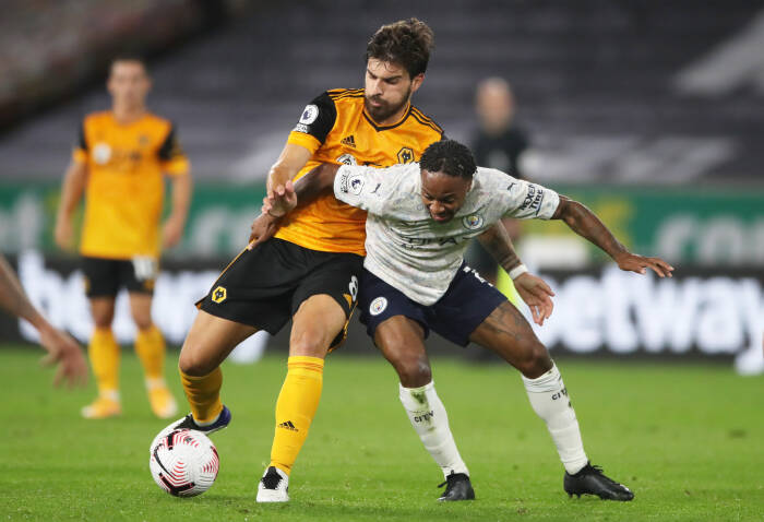 Ruben Neves dari Wolverhampton Wanderers beraksi dengan Raheem Sterling dari Manchester City (REUTERS/Nick Potts) Ruben Neves dari Wolverhampton Wanderers beraksi dengan Raheem Sterling dari Manchester City