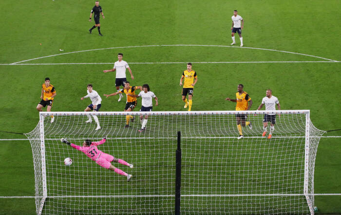 Raul Jimenez dari Wolverhampton Wanderers mencetak gol pertama mereka (REUTERS/Nick Potts) Raul Jimenez dari Wolverhampton Wanderers mencetak gol pertama mereka
