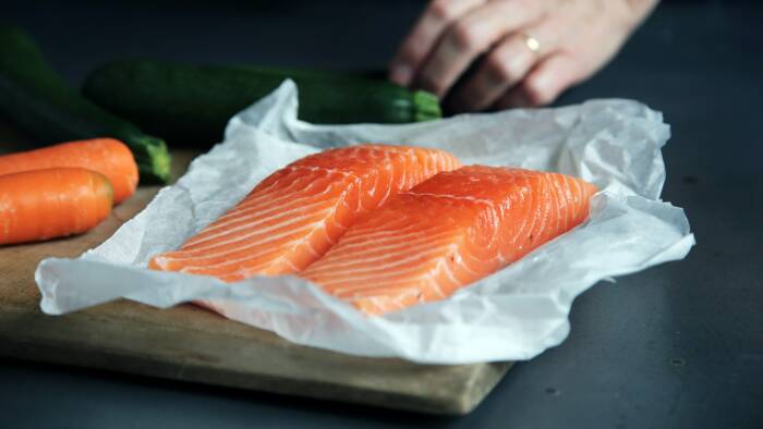 Ikan salmon (unsplash/Caroline Attwood) ikan salmon
