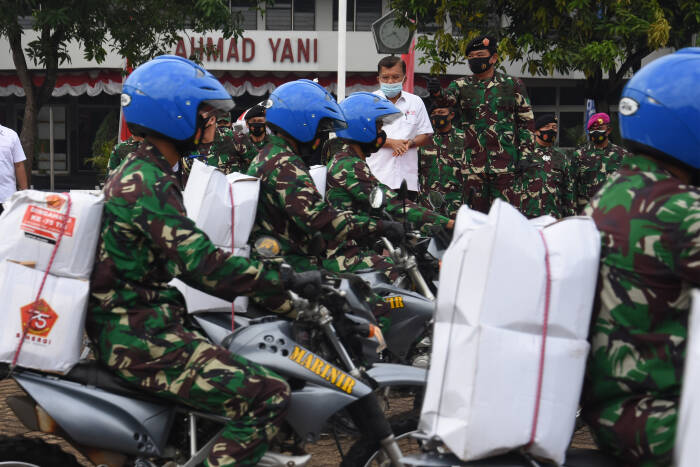 Panglima TNI Marsekal TNI Hadi Tjahjanto (kanan) didampingi Ketua Umum Palang Merah Indonesia (PMI) Jusuf Kalla (kiri) melepas keberangkatan prajurit TNI (ANTARA FOTO/Indrianto Eko Suwarso) Panglima TNI Marsekal TNI Hadi Tjahjanto (kanan) didampingi Ketua Umum Palang Merah Indonesia (PMI) Jusuf Kalla (kiri) melepas keberangkatan prajurit TNI