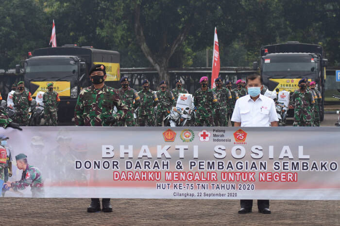 Panglima TNI Marsekal TNI Hadi Tjahjanto (kiri) didampingi Ketua Umum Palang Merah Indonesia (PMI) Jusuf Kalla (kanan) berfoto bersama sebelum melepas keberangkatan prajurit TNI yang akan menyalurkan paket sembako kepada masyarakat kurang mampu (ANTARA FOTO/Indrianto Eko Suwarso) Panglima TNI Marsekal TNI Hadi Tjahjanto (kiri) didampingi Ketua Umum Palang Merah Indonesia (PMI) Jusuf Kalla (kanan) berfoto bersama sebelum melepas keberangkatan prajurit TNI yang akan menyalurkan paket sembako kepada masyarakat kurang mampu (ANTARA FOTO/Indrianto Eko Suwarso)
