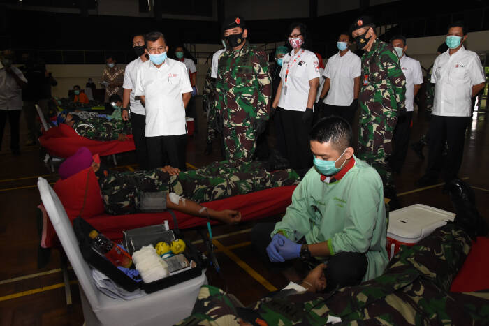Panglima TNI Marsekal TNI Hadi Tjahjanto (kedua kiri) didampingi Ketua Umum Palang Merah Indonesia (PMI) Jusuf Kalla (kiri) meninjau kegiatan donor darah (ANTARA FOTO/Indrianto Eko Suwarso) Panglima TNI Marsekal TNI Hadi Tjahjanto (kedua kiri) didampingi Ketua Umum Palang Merah Indonesia (PMI) Jusuf Kalla (kiri) meninjau kegiatan donor darah