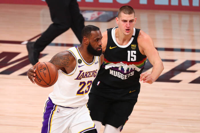 Penyerang Los Angeles Lakers LeBron James (23) menggiring bola (REUTERS/Kim Klement) Penyerang Los Angeles Lakers LeBron James (23) menggiring bola