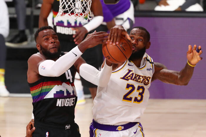 Penyerang Denver Nuggets Paul Millsap (4) dan penyerang Los Angeles Lakers LeBron James (23) berjuang untuk rebound (REUTERS/Kim Klement) Penyerang Denver Nuggets Paul Millsap (4) dan penyerang Los Angeles Lakers LeBron James (23) berjuang untuk rebound