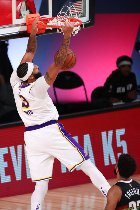 Penyerang Los Angeles Lakers Anthony Davis (3) melakukan dunks (REUTERS/Kim Klement) Penyerang Los Angeles Lakers Anthony Davis (3) melakukan dunks