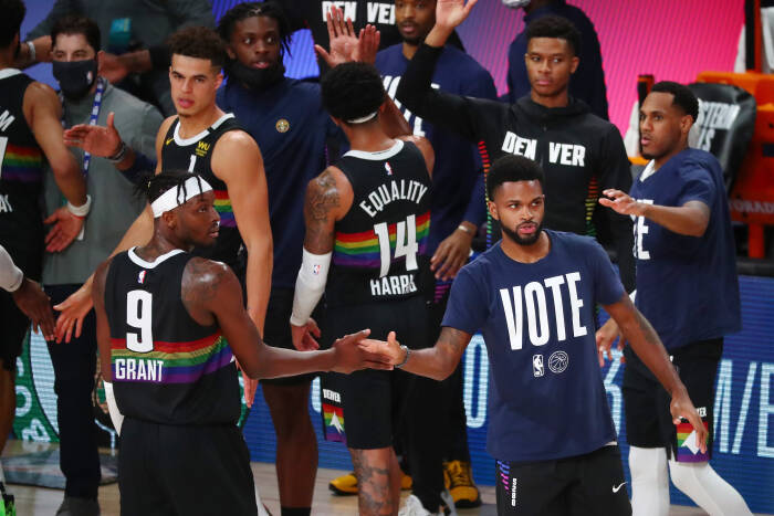 Penyerang Denver Nuggets Jerami Grant (9) melakukan selebrasi bersama rekan setimnya setelah mengalahkan Los Angeles Lakers (REUTERS/Kim Klement) Penyerang Denver Nuggets Jerami Grant (9) melakukan selebrasi bersama rekan setimnya setelah mengalahkan Los Angeles Lakers