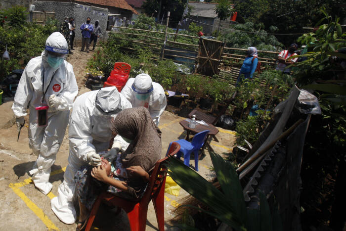 ANTARA FOTO/Yulius Satria Wijaya Petugas Dinas Kesehatan Kabupaten Bogor melakukan test swab jemput bola ke rumah warga di Bojong Gede, Kabupaten Bogor, Jawa Barat, Rabu (23/9/2020).