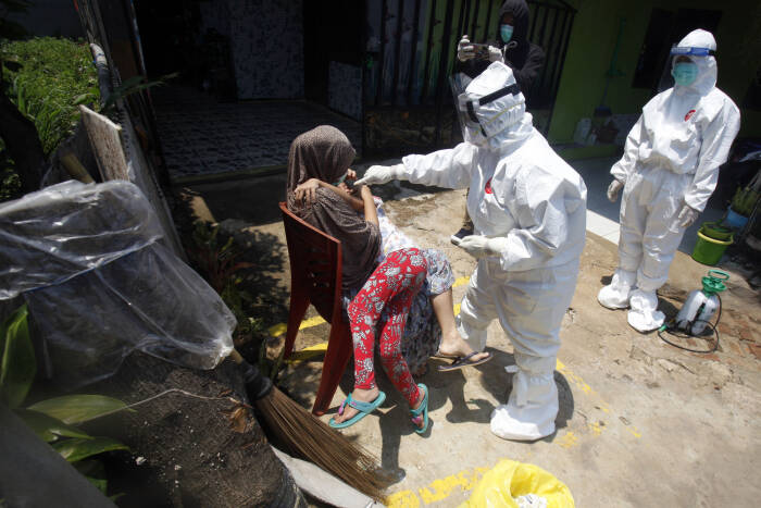 ANTARA FOTO/Yulius Satria Wijaya Petugas Dinas Kesehatan Kabupaten Bogor melakukan test swab jemput bola ke rumah warga di Bojong Gede, Kabupaten Bogor, Jawa Barat, Rabu (23/9/2020)