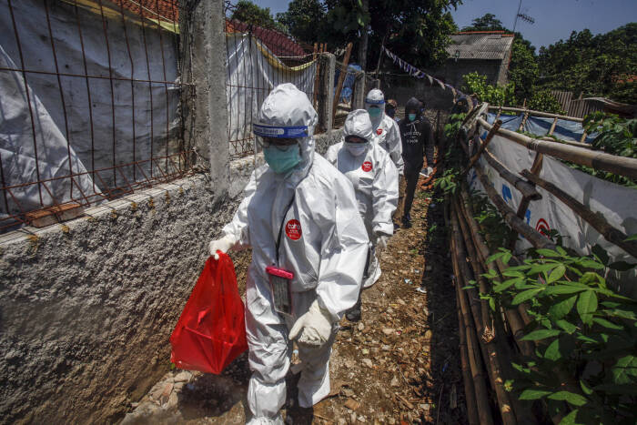 Petugas Dinas Kesehatan Kabupaten Bogor berjalan menuju rumah warga saat akan melakukan test swab di Bojong Gede (ANTARA FOTO/Yulius Satria Wijaya) Petugas Dinas Kesehatan Kabupaten Bogor berjalan menuju rumah warga saat akan melakukan test swab di Bojong Gede