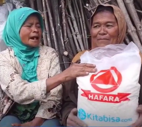 Mbah Bingah berbagi beras kepada lansia tetangganya. Ist