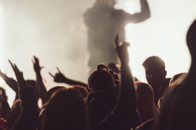 Ilustrasi konser musik. (freepik/wirestock) Kasus Positif Corona Indonesia Mencapai 250 Ribu, Itu Berapa Banyak Sih?