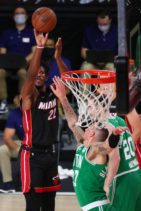 Penyerang Miami Heat Jimmy Butler (22) mencetak angka (REUTERS/Kim Klement) Penyerang Miami Heat Jimmy Butler (22) mencetak angka