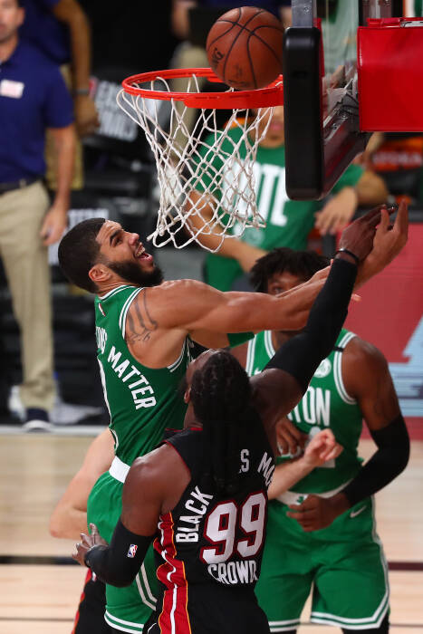 Penyerang Boston Celtics Jayson Tatum (0) mencetak angka dan dilanggar oleh penyerang Miami Heat Jae Crowder (99). REUTERS/Kim Klement Penyerang Boston Celtics Jayson Tatum (0) mencetak angka dan dilanggar oleh penyerang Miami Heat Jae Crowder (99)