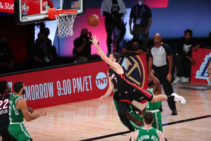 Guard Miami Heat Goran Dragic (7) dilanggar oleh guard Boston Celtics Jaylen Brown (REUTERS/Kim Klement) Guard Miami Heat Goran Dragic (7) dilanggar oleh guard Boston Celtics Jaylen Brown