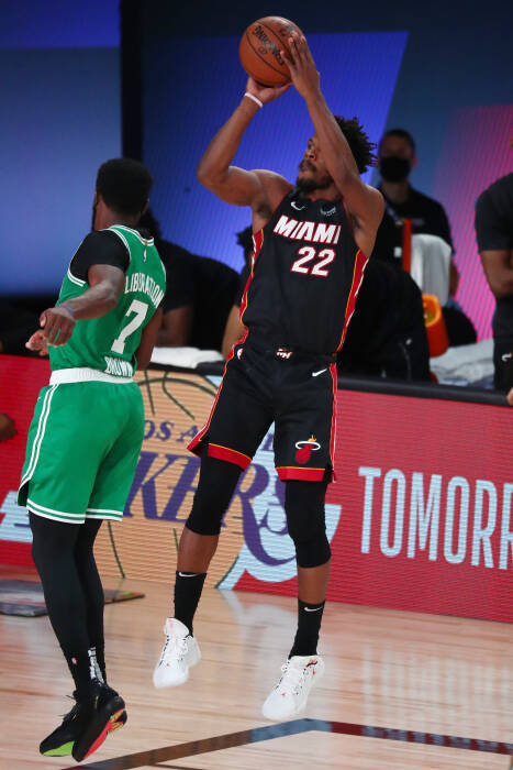 Penyerang Miami Heat Jimmy Butler (22) menembak (REUTERS/Kim Klement) Penyerang Miami Heat Jimmy Butler (22) menembak