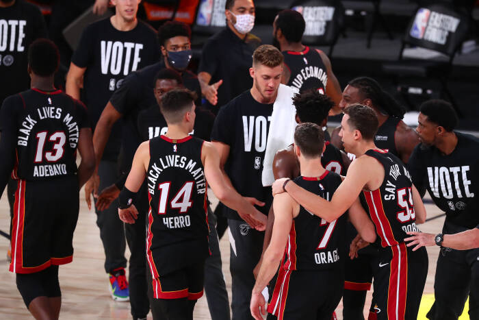 Penyerang Miami Heat Bam Adebayo (13) dan guard Tyler Herro (14) serta guard Goran Dragic (7) dan guard Duncan Robinson (55) melakukan selebrasi bersama rekan setimnya setelah mengalahkan Boston Celtics (REUTERS/Kim Klement) Penyerang Miami Heat Bam Adebayo (13) dan guard Tyler Herro (14) serta guard Goran Dragic (7) dan guard Duncan Robinson (55) melakukan selebrasi bersama rekan setimnya setelah mengalahkan Boston Celtics