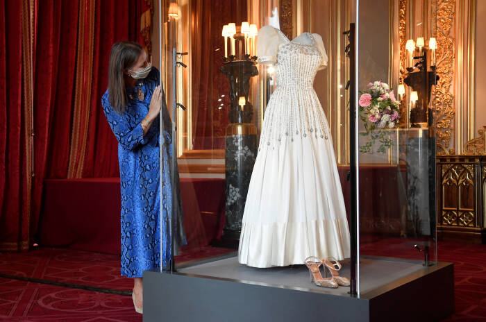 Pameran gaun pengantin Putri Beatrice. (REUTERS/TOBY MELVILLE) Pameran gaun pengantin Putri Beatrice