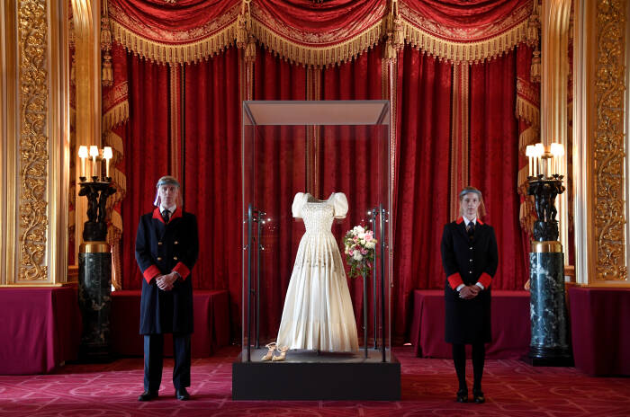 Pameran gaun pengantin putri Beatrice. (REUTERS/TOBY MELVILLE) Pameran gaun pengantin putri Beatrice