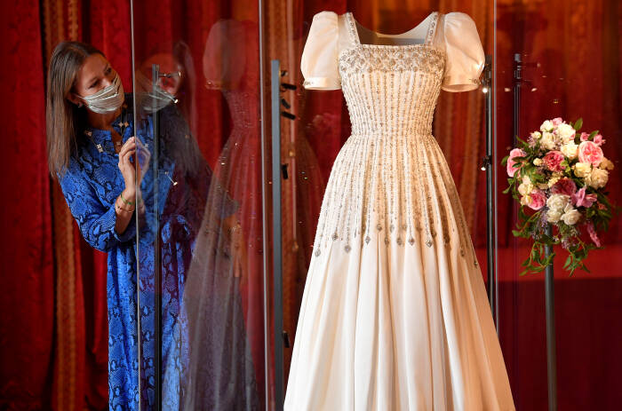 Pameran gaun pengantin putri Beatrice. (REUTERS/TOBY MELVILLE) Pameran gaun pengantin putri Beatrice