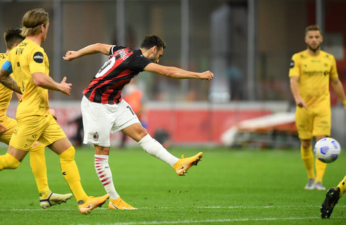 Pemain AC Milan Hakan Calhanoglu mencetak gol pertama mereka (REUTERS/Daniele Mascolo) Pemain AC Milan Hakan Calhanoglu mencetak gol pertama mereka