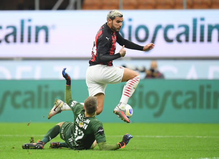 AC Milan Theo Hernandez beraksi dengan Nikita Haikin dari Bodo / Glimt (REUTERS/Daniele Mascolo) AC Milan Theo Hernandez beraksi dengan Nikita Haikin dari Bodo / Glimt