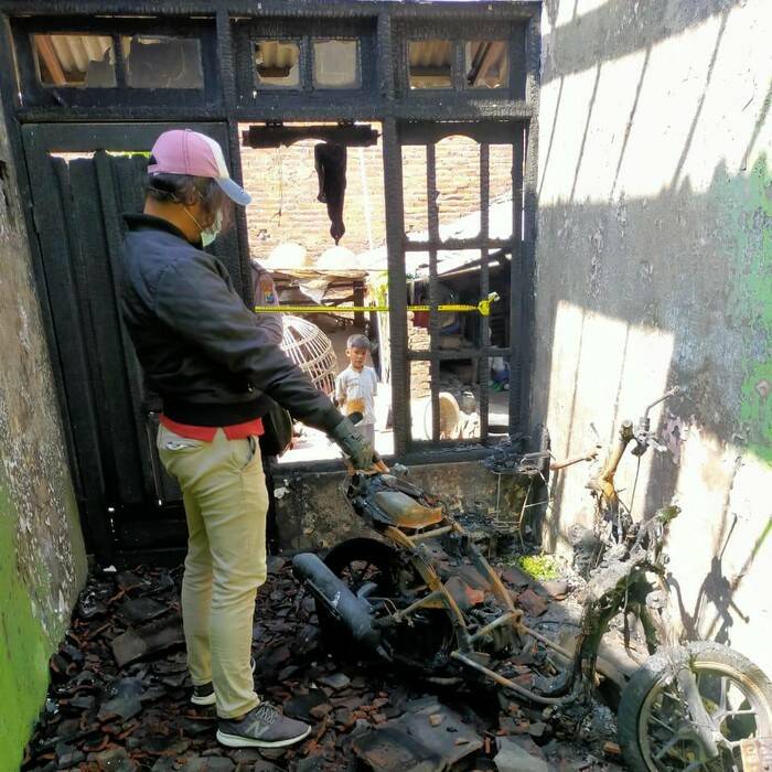 Rumah janda dibakar seorang istri yang cemburu (Istimewa) Rumah janda dibakar seorang istri yang cemburu