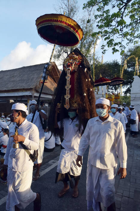 ANTARA FOTO/Nyoman Hendra Wibowo Umat Hindu menggunakan masker saat membawa benda-benda sakral dalam ritual menjelang Hari Raya Kuningan di Pura Sakenan, Denpasar, Bali, Jumat (25/9/2020)
