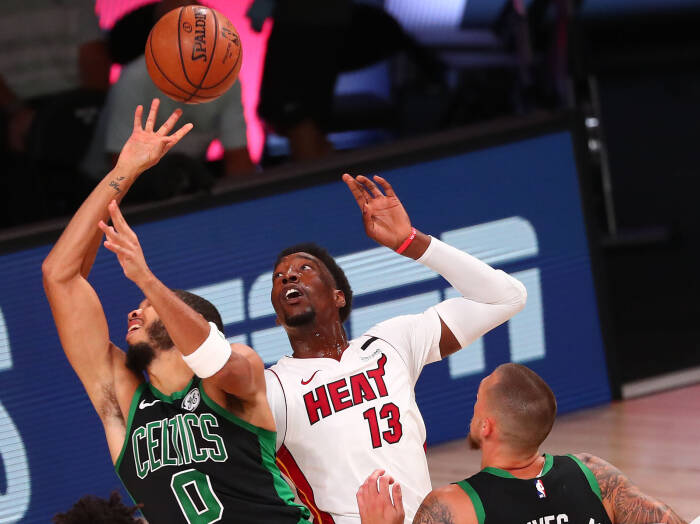 Penyerang Boston Celtics Jayson Tatum (0) dilanggar oleh penyerang Miami Heat Bam Adebayo (13). REUTERS/Kim Klement Penyerang Boston Celtics Jayson Tatum (0) dilanggar oleh penyerang Miami Heat Bam Adebayo (13)