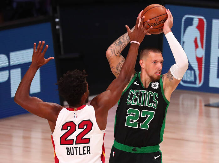 Center Celtics Daniel Theis (27) mengontrol bola (REUTERS/Kim Klement) Center Celtics Daniel Theis (27) mengontrol bola