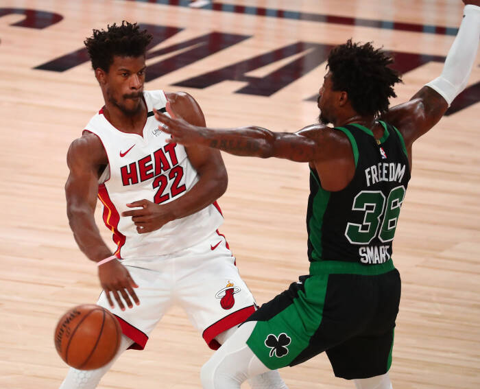 Penyerang Miami Heat Jimmy Butler (22) melakukan operan (REUTERS/Kim Klement) Penyerang Miami Heat Jimmy Butler (22) melakukan operan