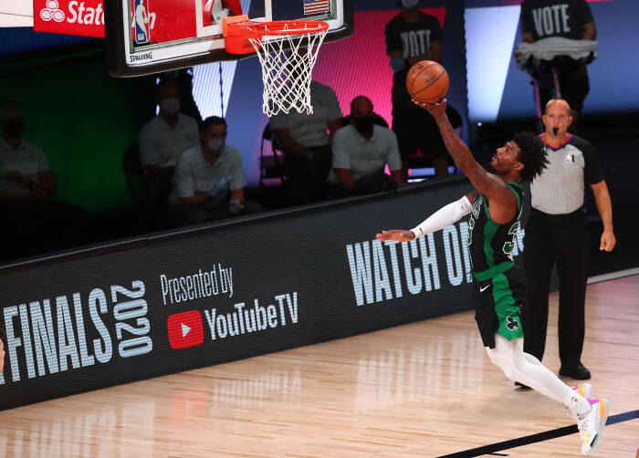 Guard Boston Celtics Marcus Smart (36) mencetak angka (REUTERS/Kim Klement) Guard Boston Celtics Marcus Smart (36) mencetak angka