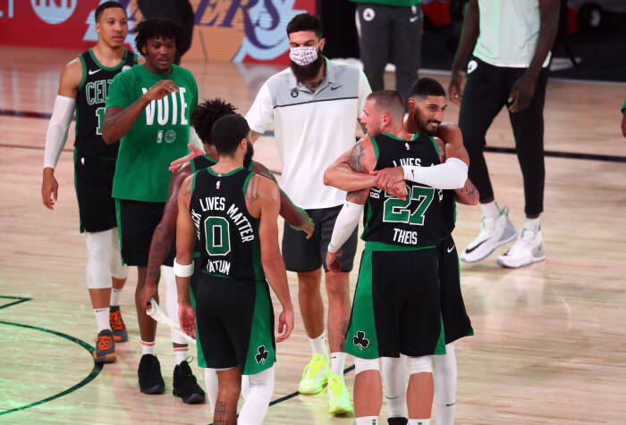 Boston Celtics merayakan kemenangan 121-108 melawan Miami Heat (REUTERS/Kim Klement) Boston Celtics merayakan kemenangan 121-108 melawan Miami Heat