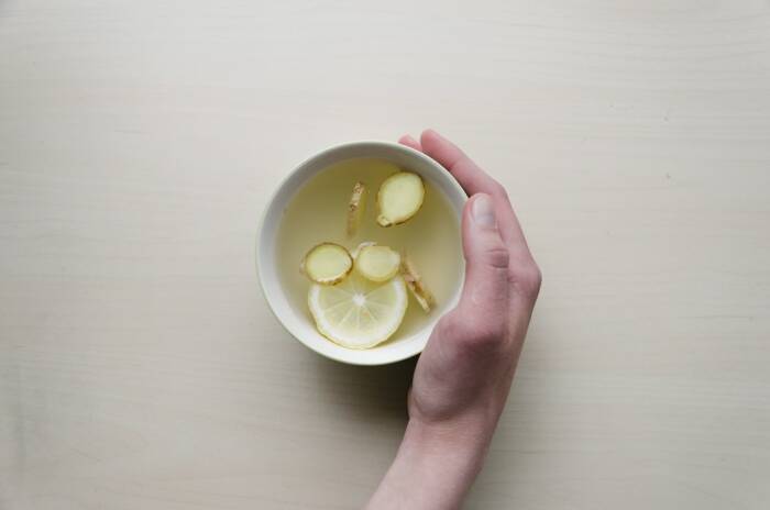 Air jahe (Unsplash/@dominikmartin) cara menurunkan panas anak minum air jahe atau teh herbal