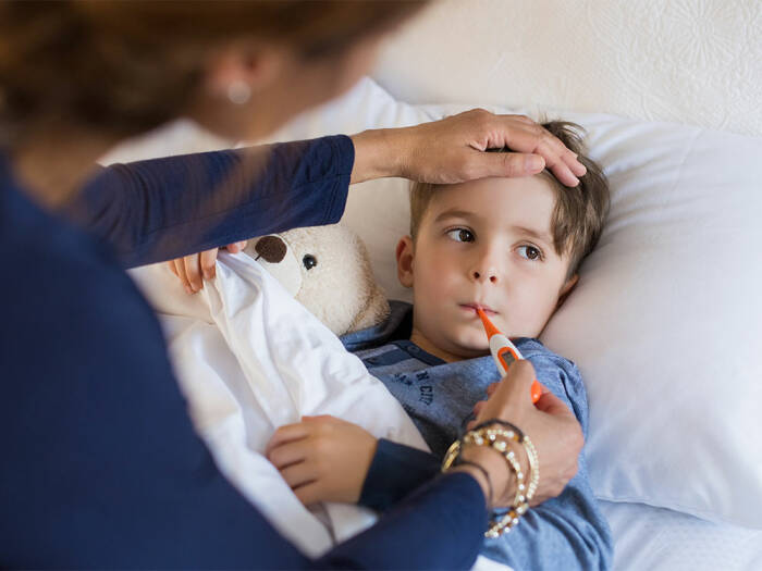 Ilustrasi anak demam (raisingchildren.net.au) cara menurunkan panas anak secara alami tanpa obat