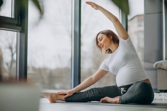 Ilustrasi ibu hamil yoga (Freepik) cara mengatasi susah tidur insomnia bagi ibu hamil olahraga ringan